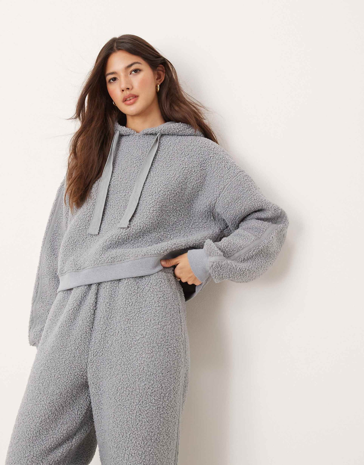 sweat à capuche court et pantalon