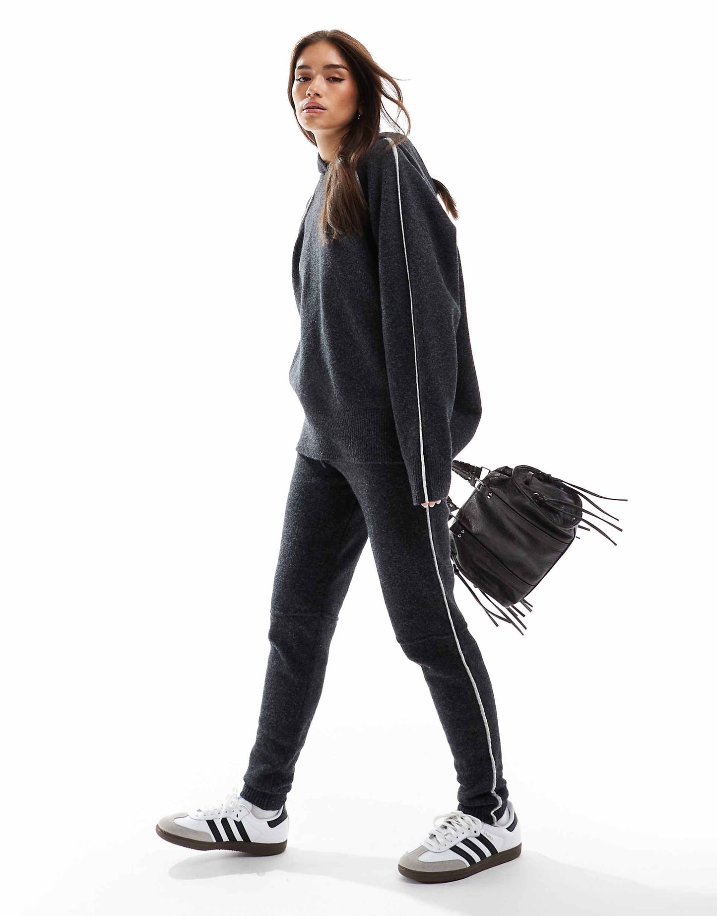 sweat à capuche et jogging tricotés