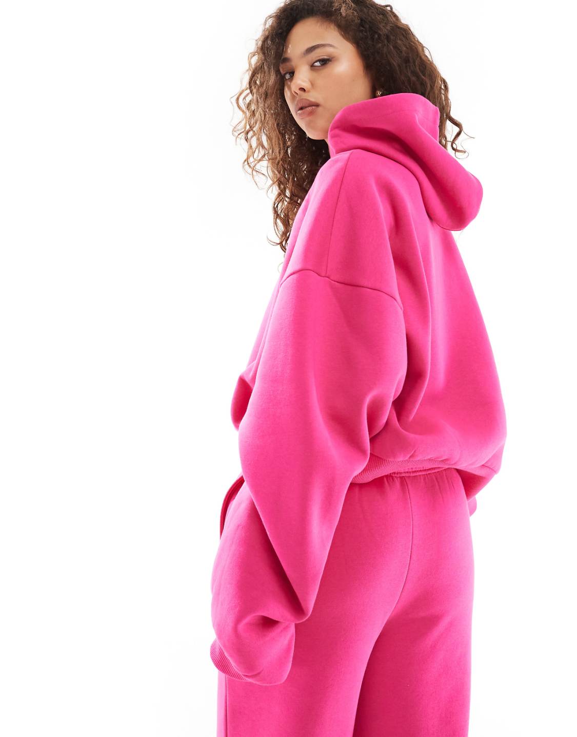sweat à capuche et jogging en rose