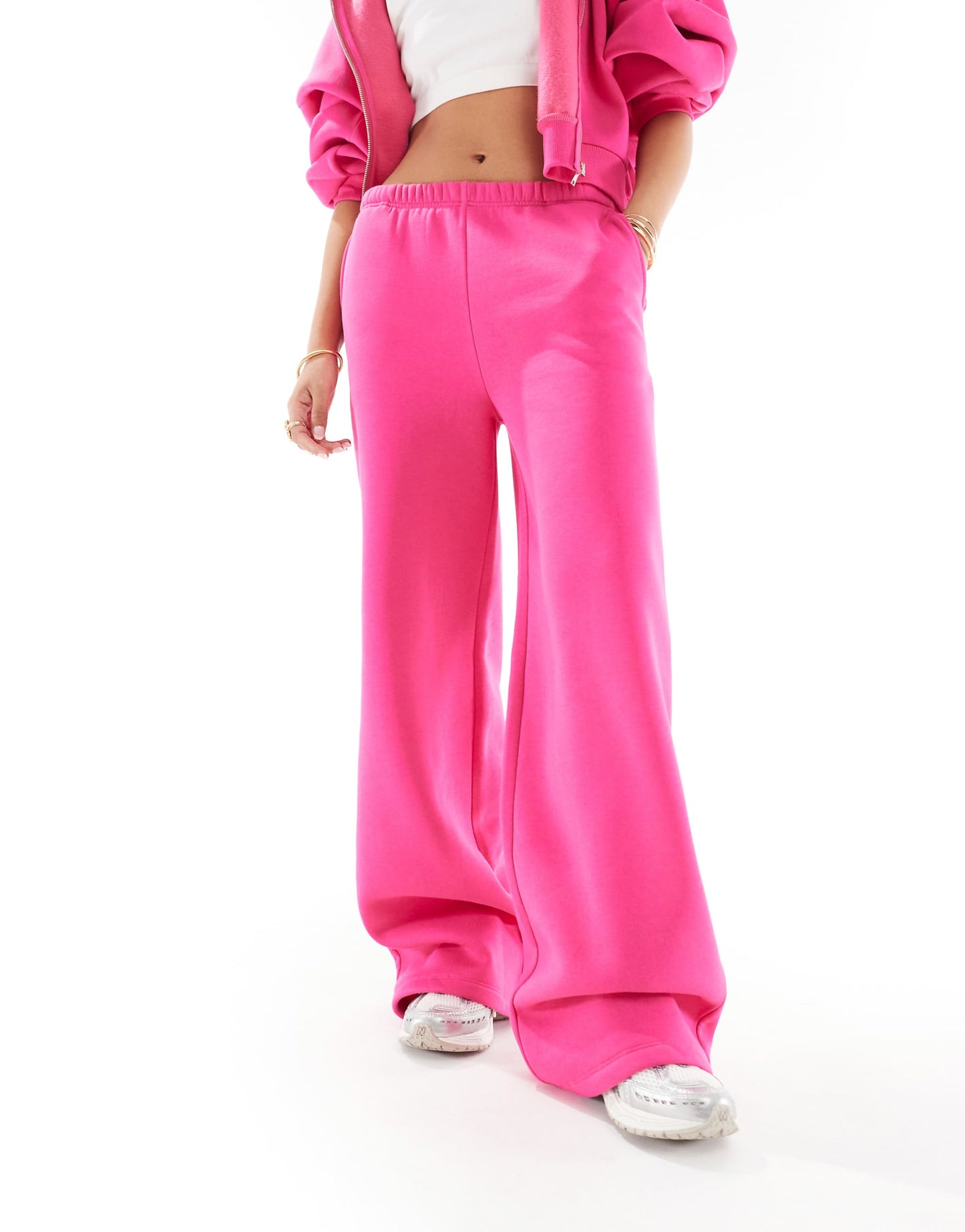 sweat à capuche et jogging en rose