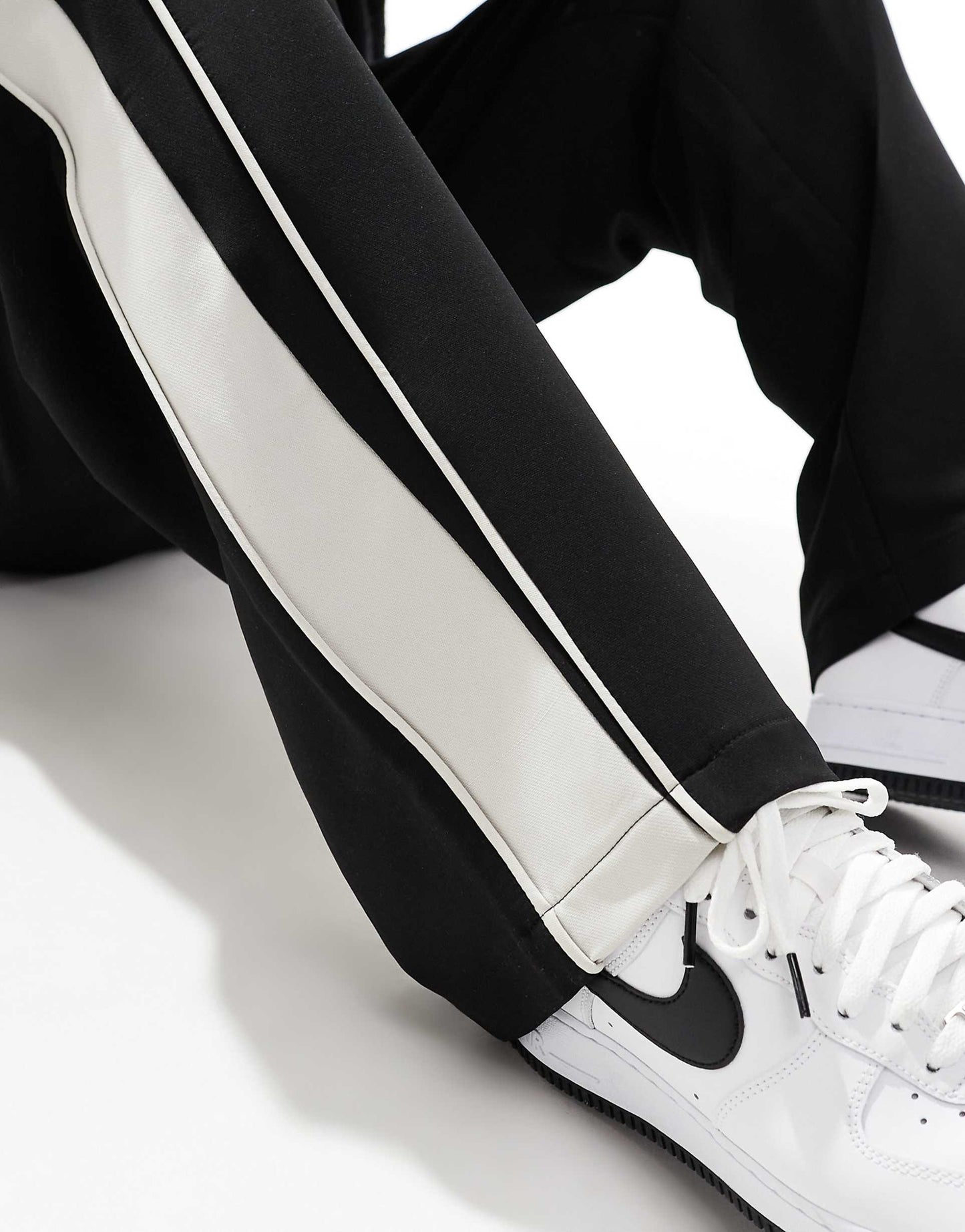 Pantalon ajusté en noir