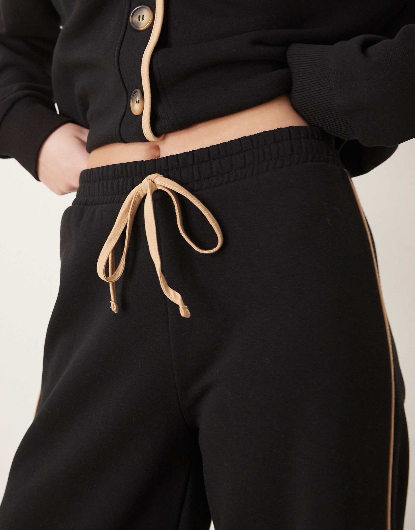 ensemble jogging sweat jambe large à coutures contrastantes en noir