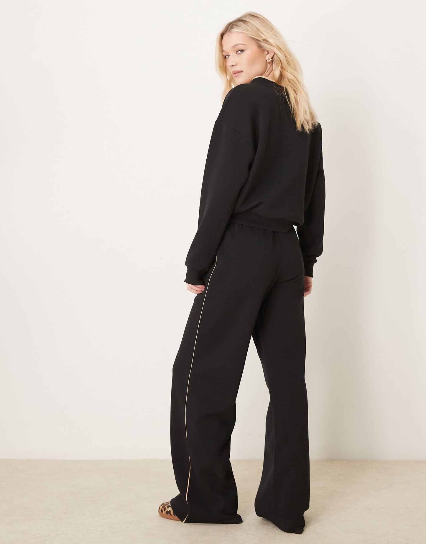 ensemble jogging sweat jambe large à coutures contrastantes en noir