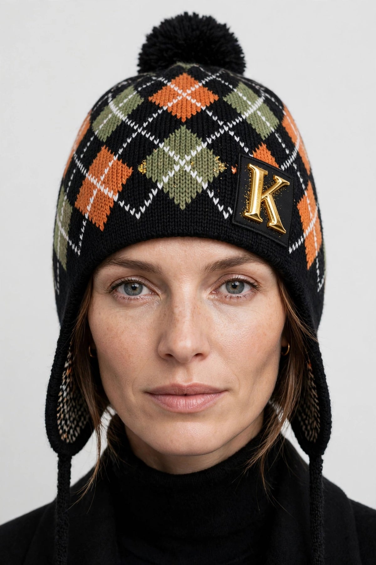 Bonnet à pompon et cache-oreilles – Beige à motifs, étiquette K