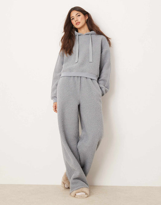 sweat à capuche court et pantalon