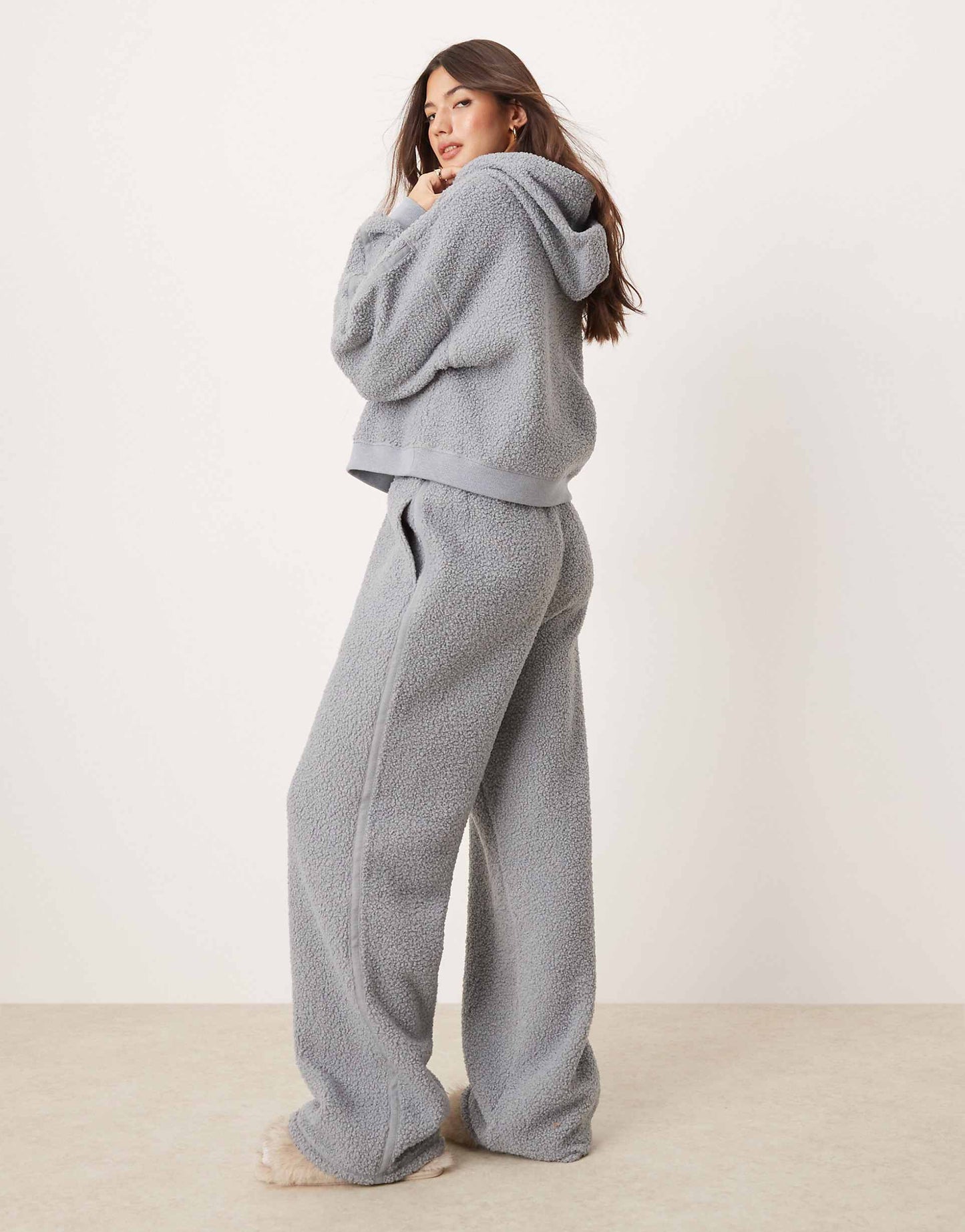 sweat à capuche court et pantalon
