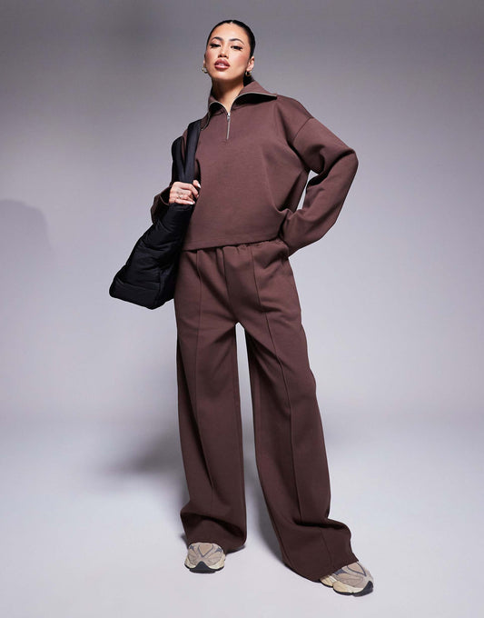ensemble pantalon de survêtement et sweat-shirt