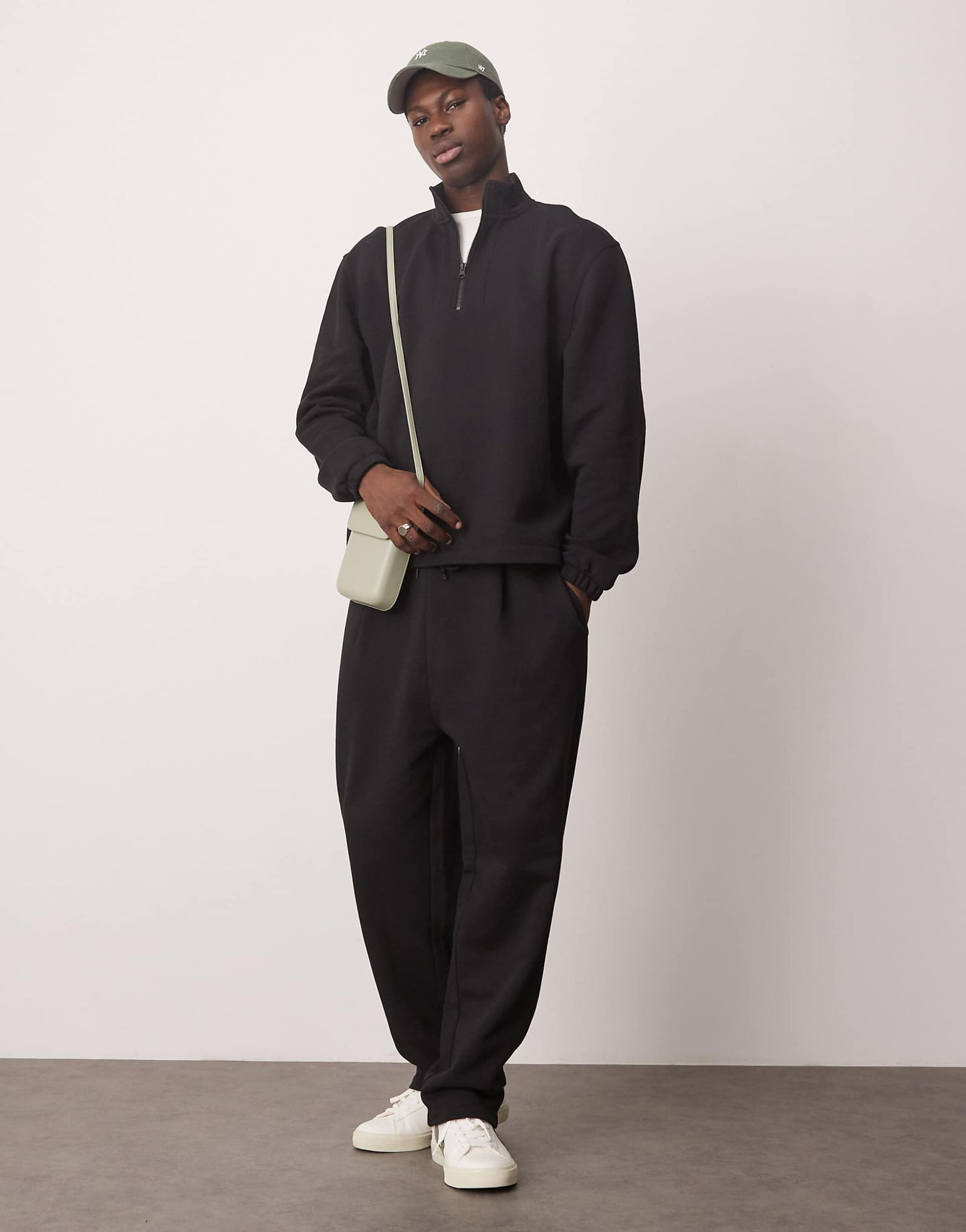 pantalon de survêtement coupe droite avec pli en noir