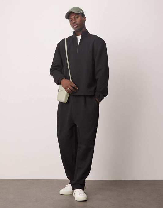 pantalon de survêtement coupe droite avec pli en noir