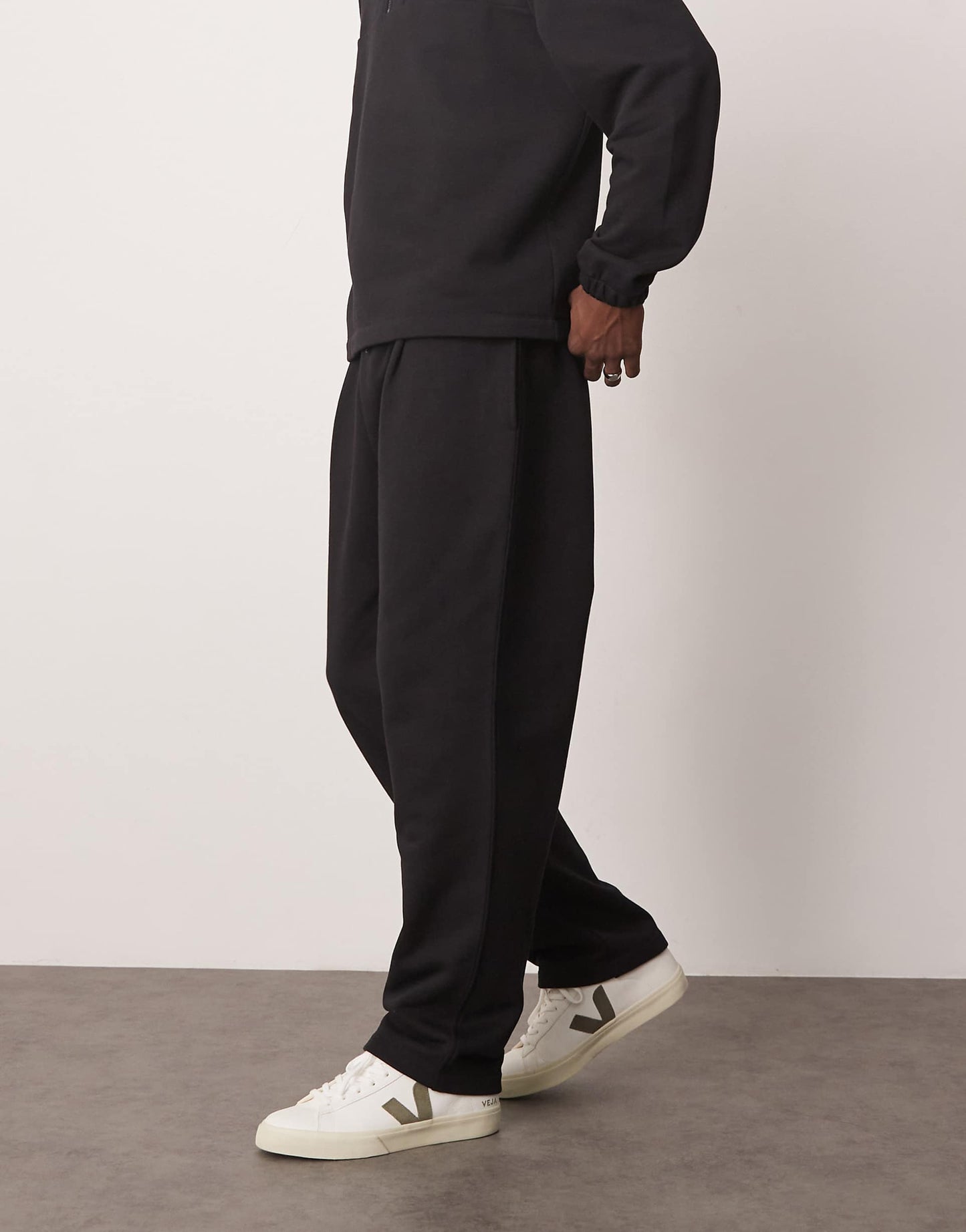 pantalon de survêtement coupe droite avec pli en noir