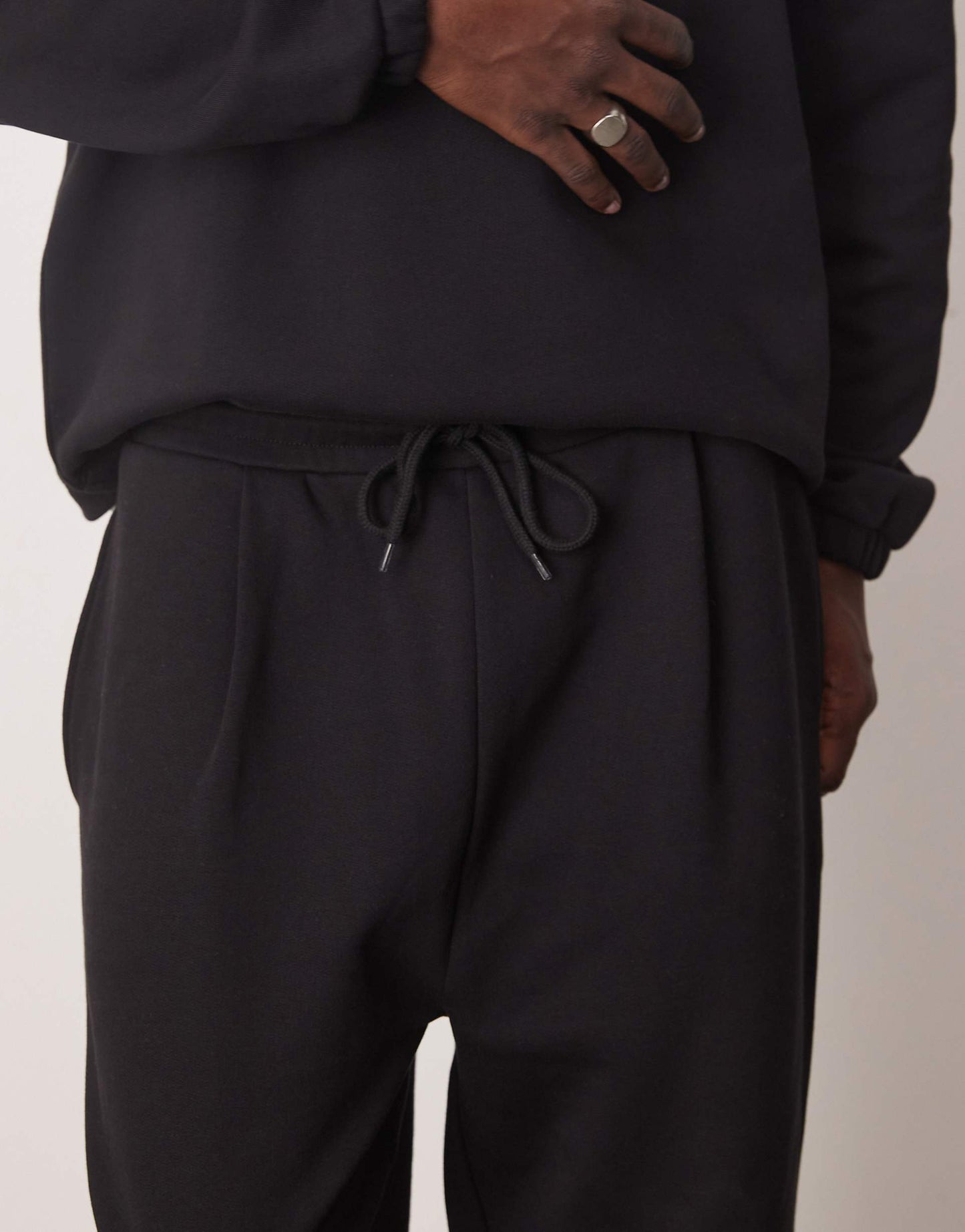 pantalon de survêtement coupe droite avec pli en noir