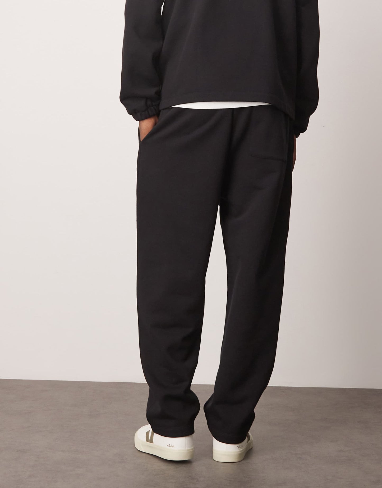 pantalon de survêtement coupe droite avec pli en noir