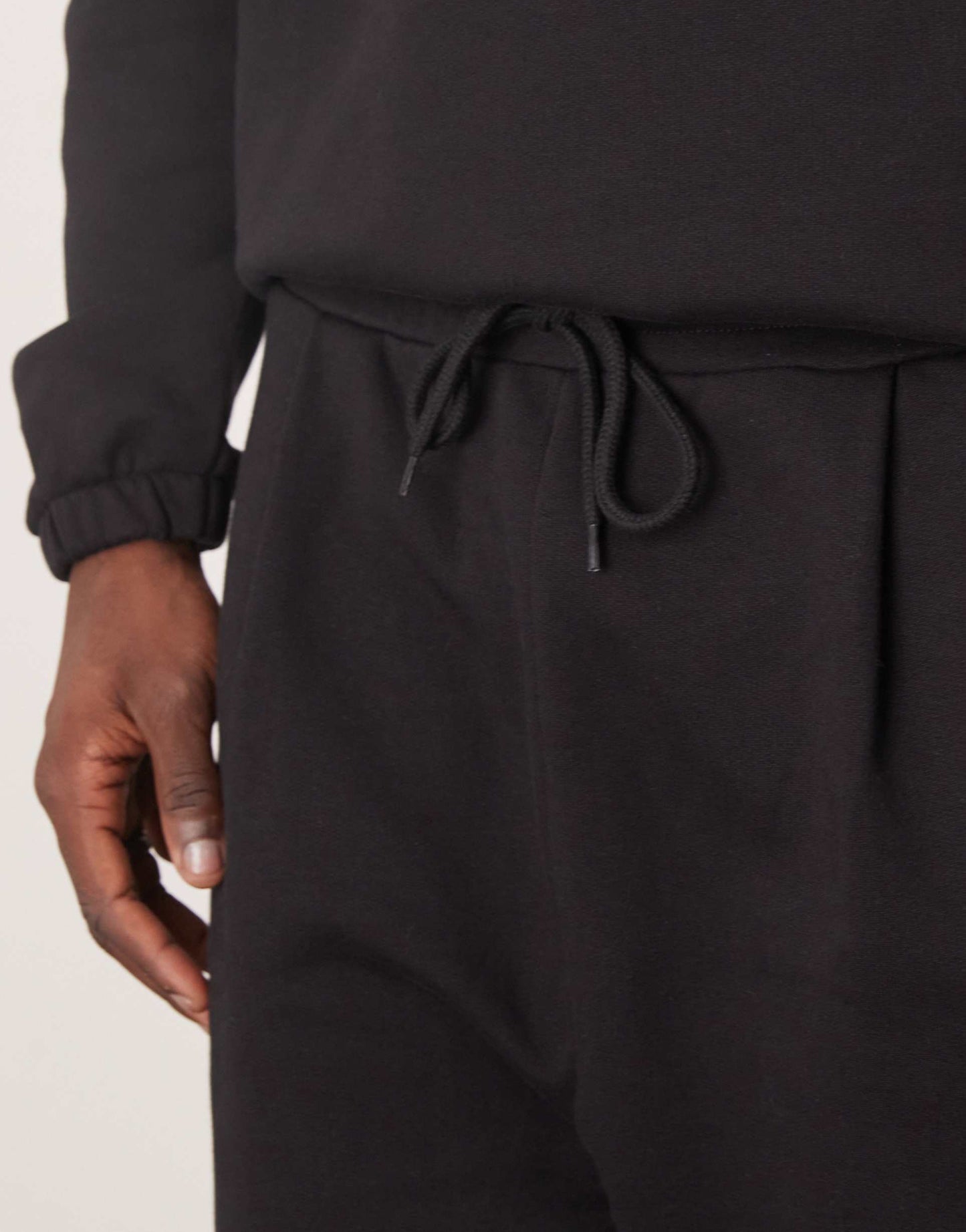 pantalon de survêtement coupe droite avec pli en noir