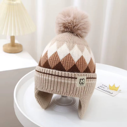 Bonnet beige à motifs écrus et marron avec pompon et cache-oreilles