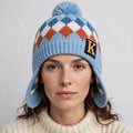 Bonnet à pompon et cache-oreilles – Bleu à motifs, étiquette K