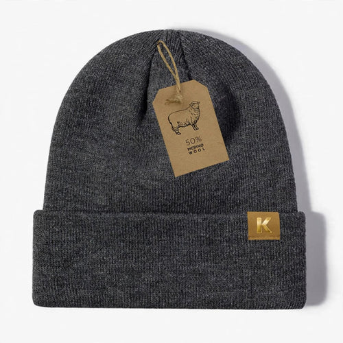 Bonnet mérinos camel chiné avec plaquette dorée K