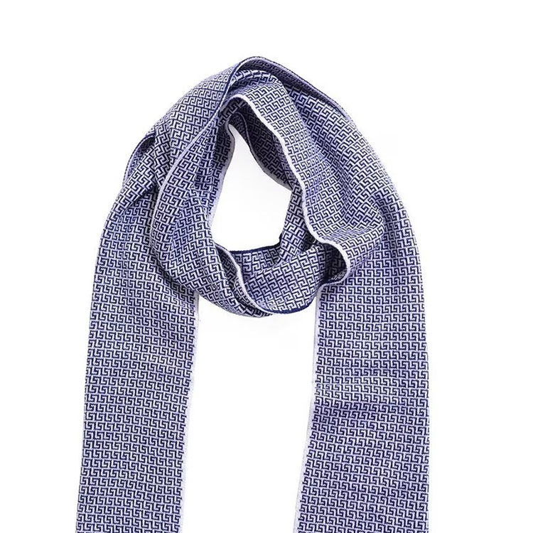 Écharpe élégante à motifs bleus et blancs avec pompons