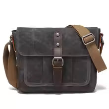 Sac bandoulière unisexe vintage en toile porté épaule